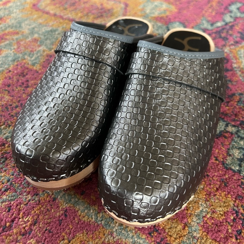 Cape Clogs | Women’s Dark Silver Metallic Textured Sip On Wooden Heel Clogs Sz 7 - Picture 3 of 13